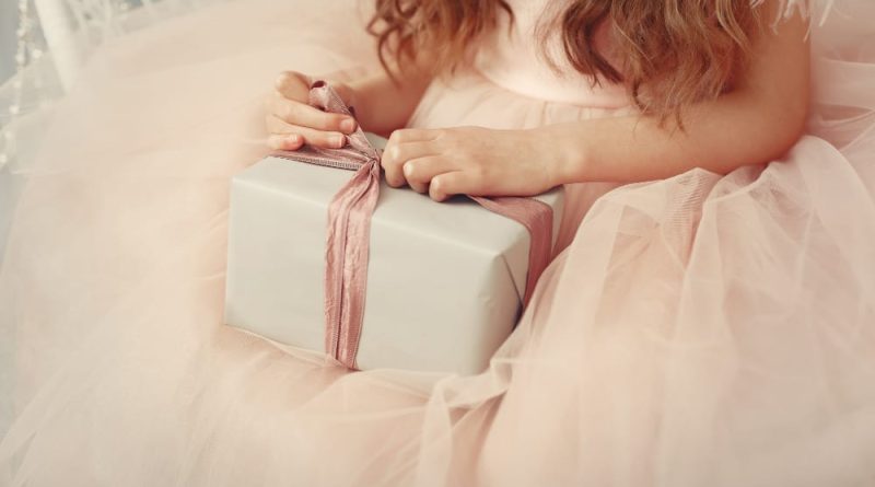 Pourquoi le cadeau de baptême finit souvent dans un tiroir ?
