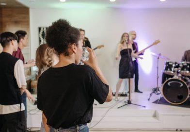 Animations pour adultes en soirée : quel artiste choisir ?