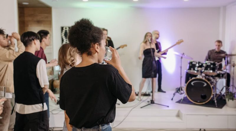 Animations pour adultes en soirée : quel artiste choisir ?